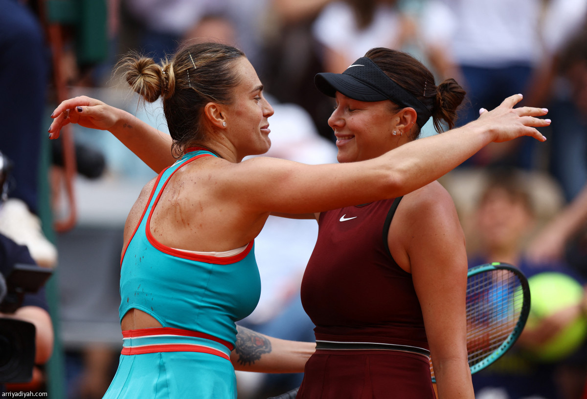 أرينا وإيجا تتأهلان