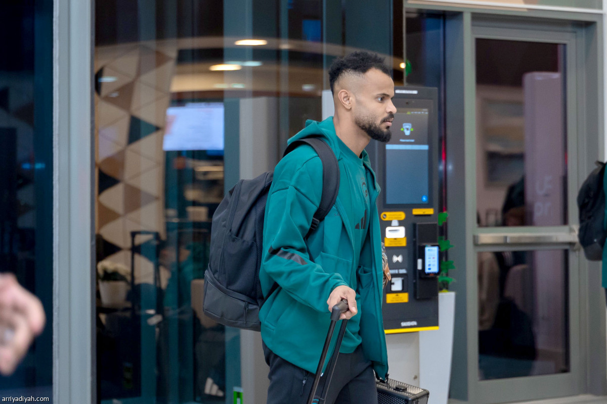 «الصقور» تطير