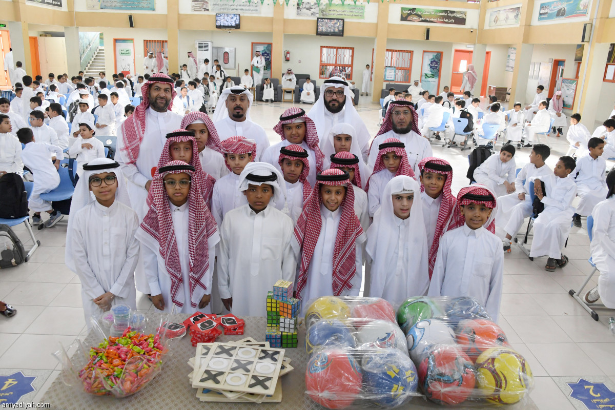 الطلاب يعودون إلى الدراسة