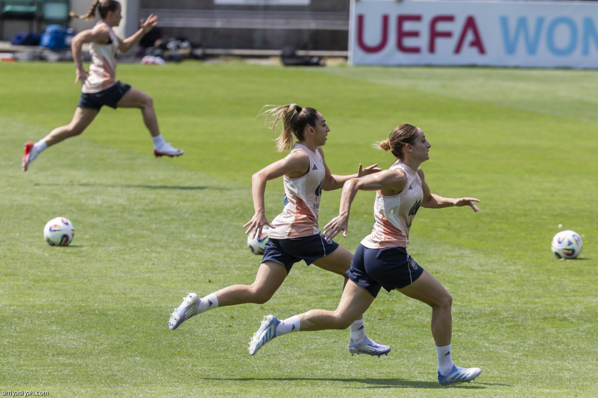 المشجعون يدعمون