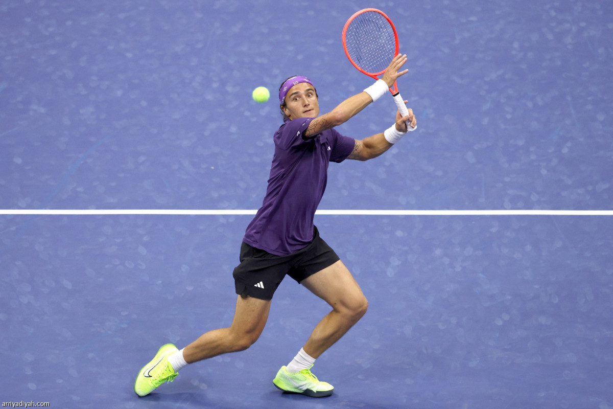 ألكاراز  يعبر